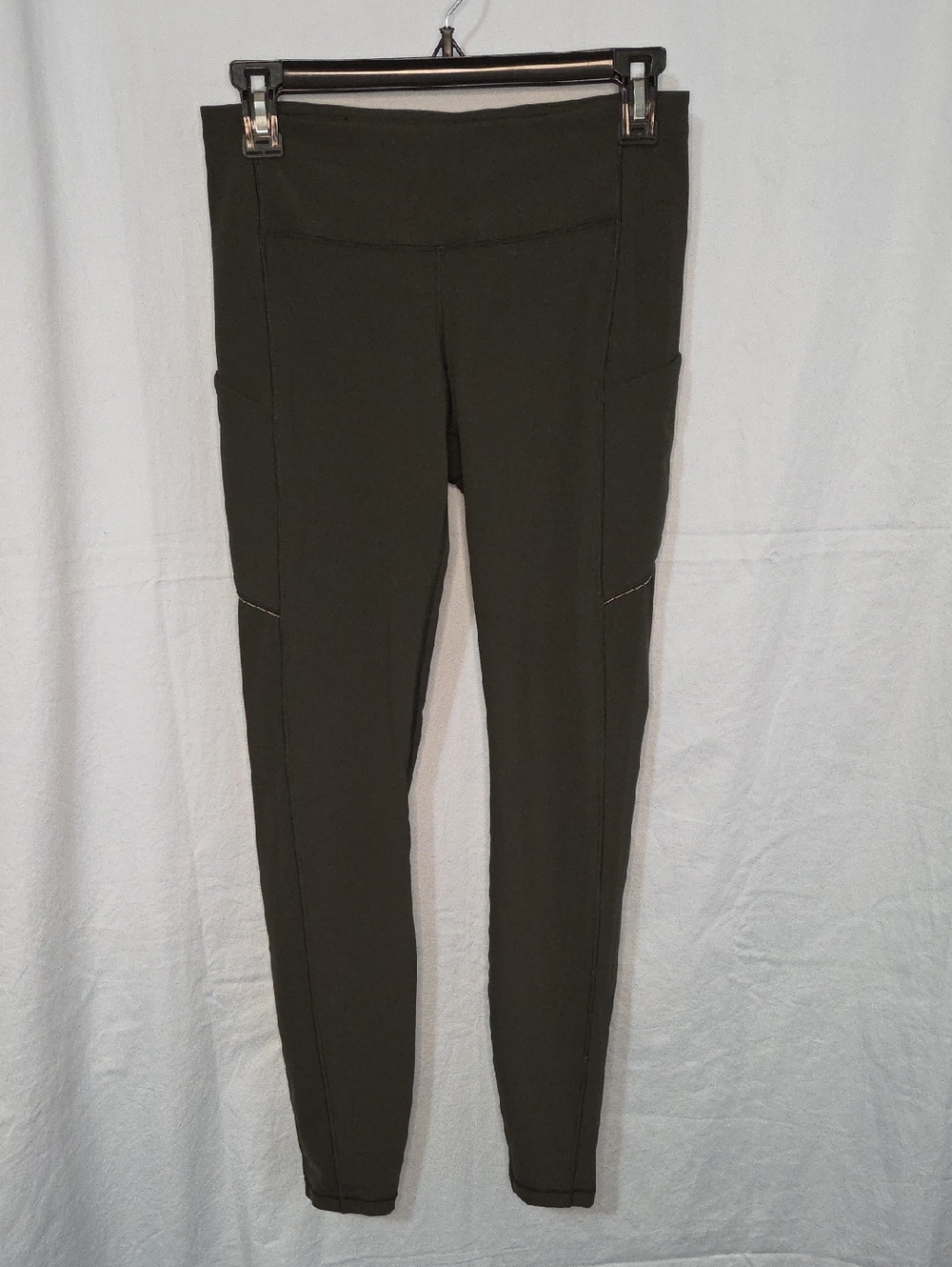 G501. Lululemon Speed Up Tight in Evergreen - Size 6